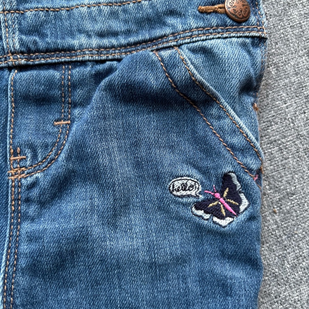 OshKosh B'gosh 24M Denim Set | Floral Jumper & Classic Overalls 24M - Picture 4 of 14